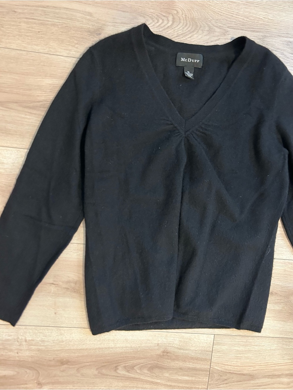 100% Cashmere McDuff Black V-Neck Sweater for Women - Picture 2 of 4